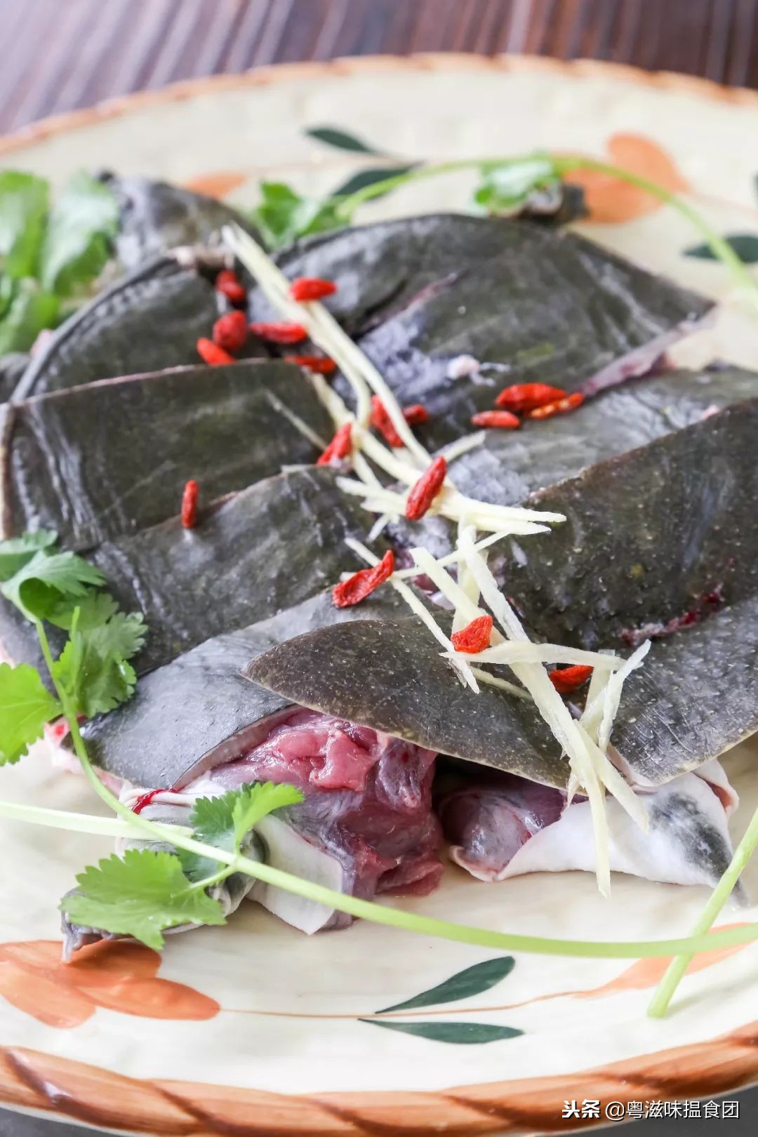 梦境探秘，梦见自己抓了一对甲鱼与一条蛇的深层寓意