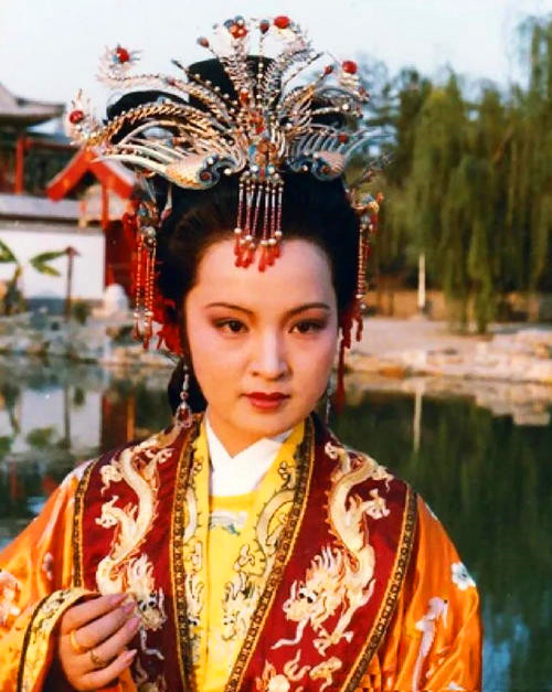 梦境的惊鸿一瞥，解析梦见别人开车冲进屋里的深层含义