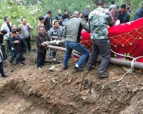 梦见妈妈突然去世了，一场梦境的深层解析与心理启示