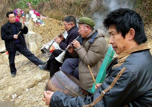 我梦见和三个人一起给死人抬棺材，梦境背后的深层含义与心理解析