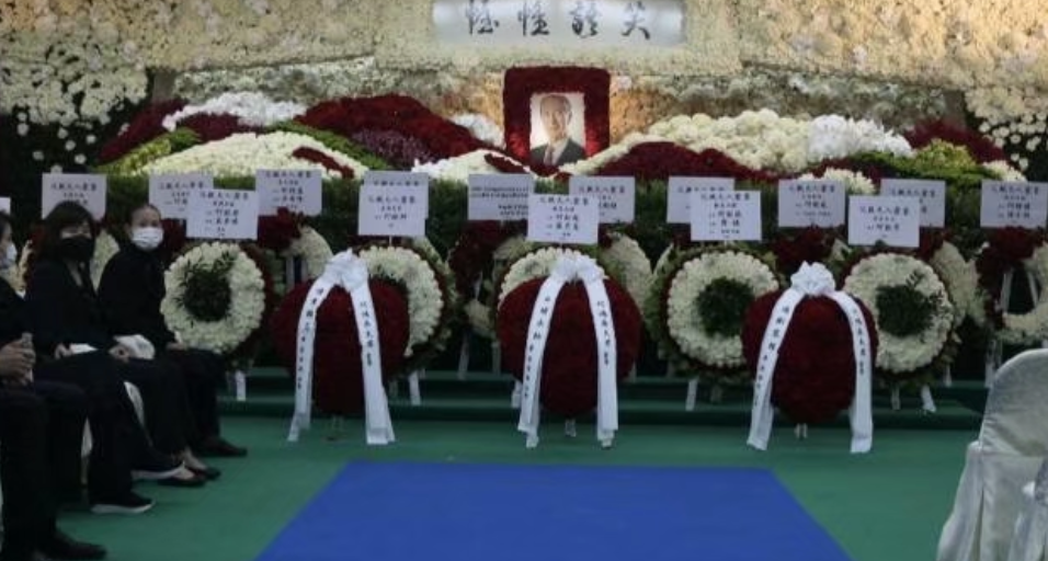 梦境中的哀伤与静默，解析梦到爷爷去世奶奶却没有哭的深层含义