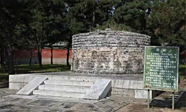 梦见父亲坟墓破损，棺材显现，梦境背后的深层含义与心理解析