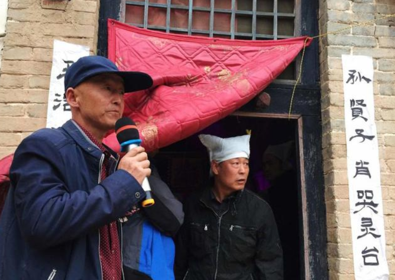 梦见别人家人死后装在棺材里借我家地方做丧事，一场梦境的深层解析