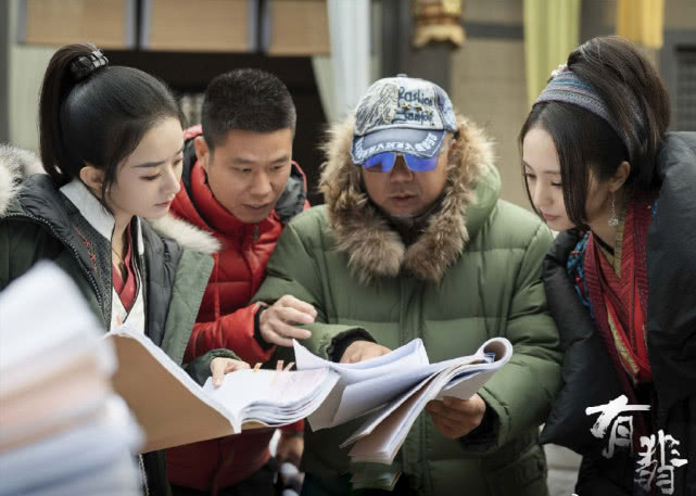 梦境的回响，解梦我扶着已故外婆在外公葬礼上的寓意与情感探索