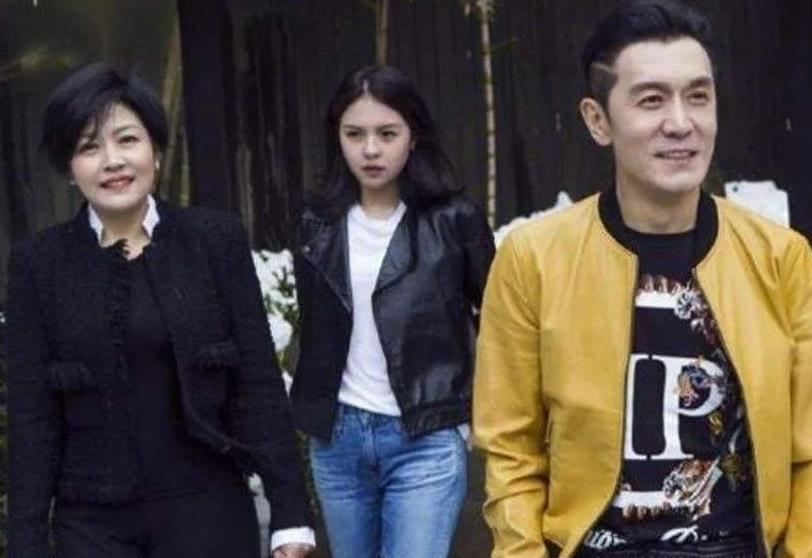 梦见已故父亲衣物在家，潜意识的哀思与慰藉