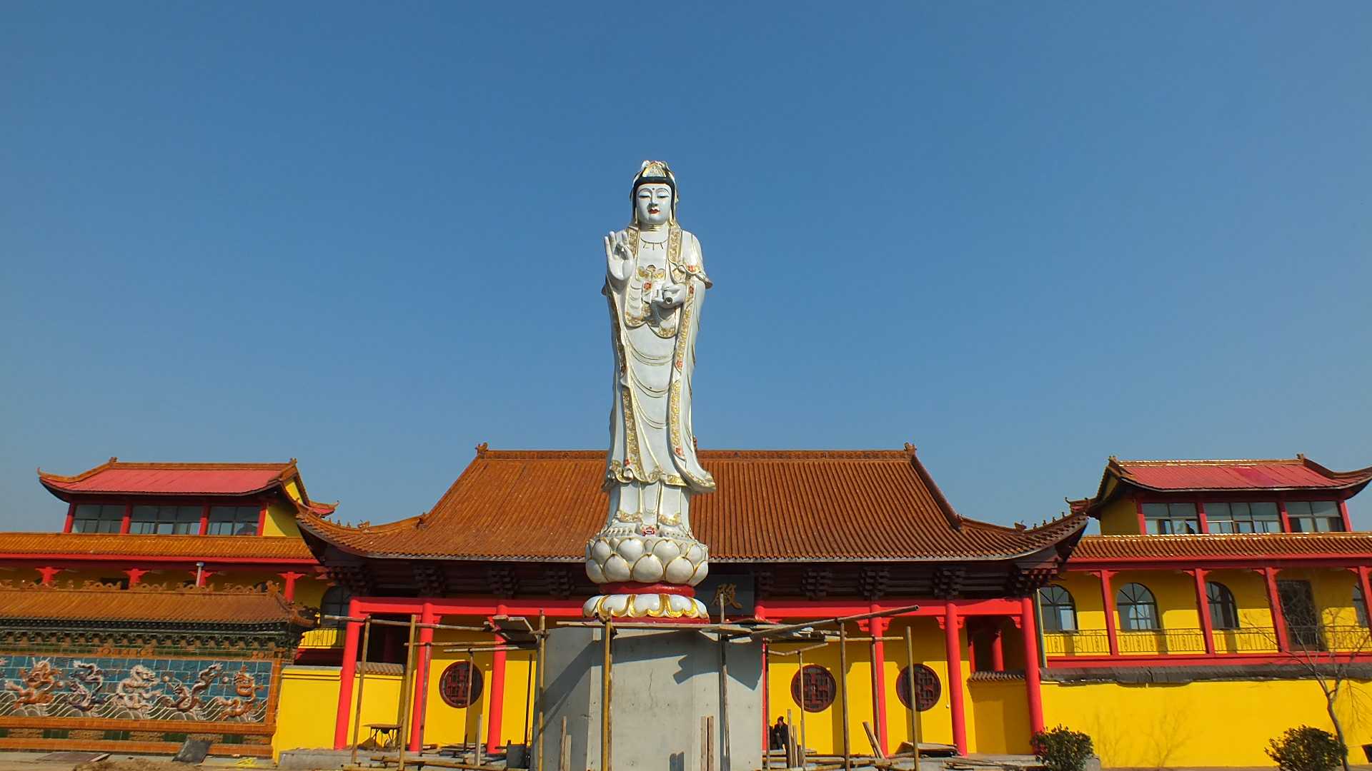 梦见发洪水爬向高山处，探索梦境中的生存与希望
