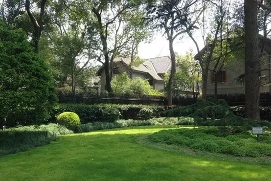 梦回老宅，老房子外坟墓之谜——解梦中的情感与象征