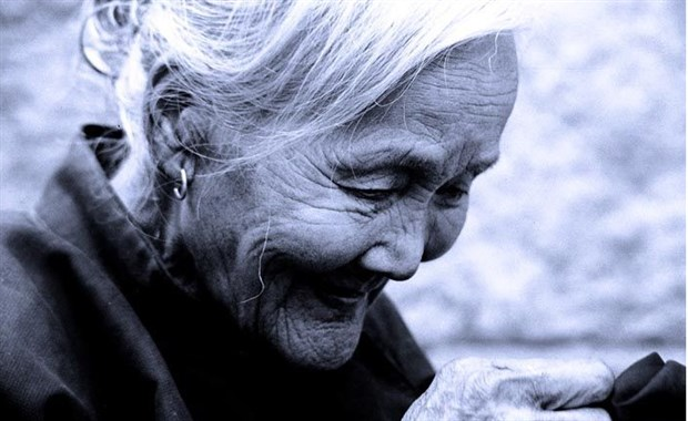 梦见一个男人死了留下遗书说很爱我我很伤心求解梦