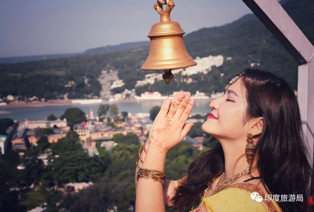 梦境的束缚，解析梦见我进侍庙，有人抱着我不放的深层含义