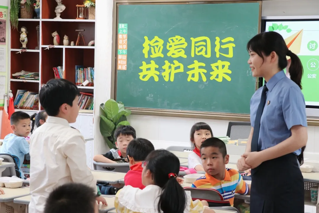 梦见生出来一只小白猫，解读梦境中的神秘象征与心灵启示