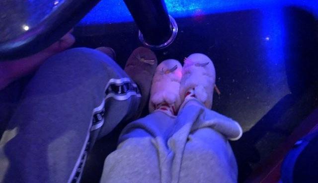 梦游街巷，大暖拖鞋与双手的双重守护——一场关于自由与束缚的梦境解析