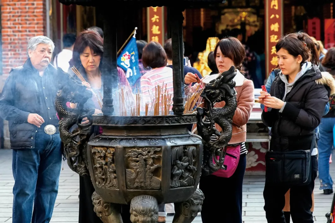 梦回幽冥，解梦中的婆婆之托——以梦见有个婆婆叫我给她烧点纸钱为线索