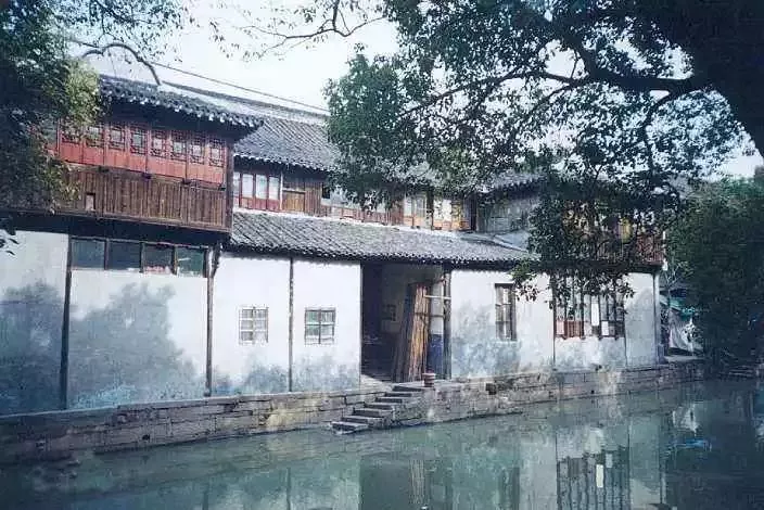 梦境解析，梦到自己被狗追的深层含义与心理解析