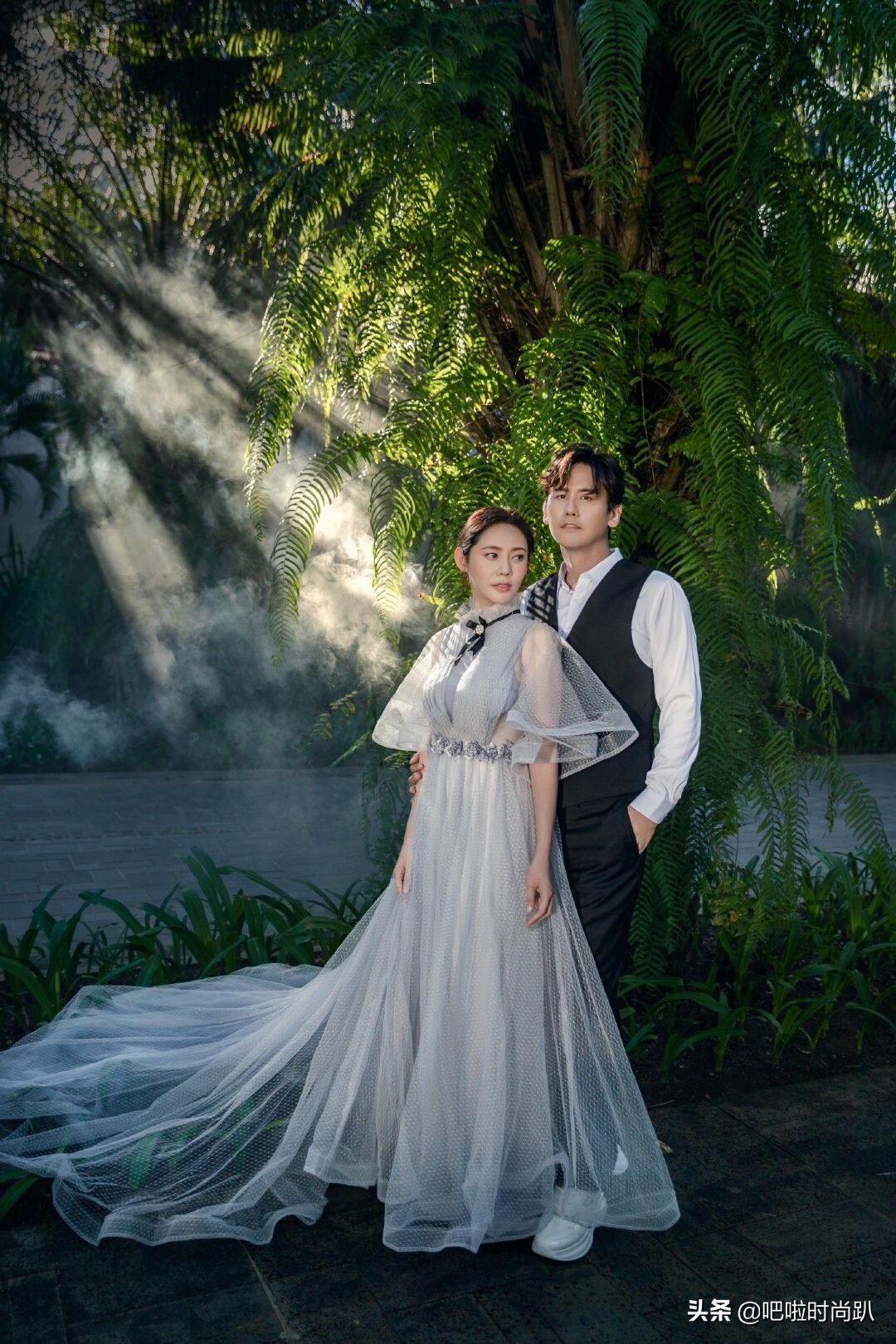 红白交织的梦境，探索我与婚纱的边界