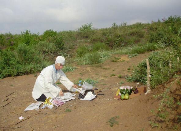 梦见别人挖坟埋人，探索梦境背后的深层含义