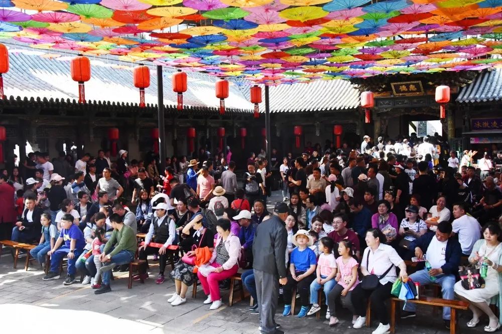 梦境交织，从婚嫁之喜到生命诞生的神秘预兆