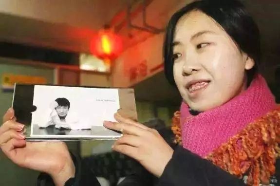 梦见黑色的云落到父亲后背上，解读梦境中的情感与象征