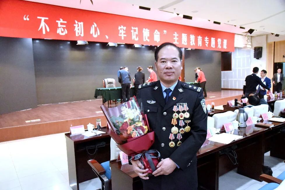 梦回夜阑，与蛇擦肩而过的静默启示