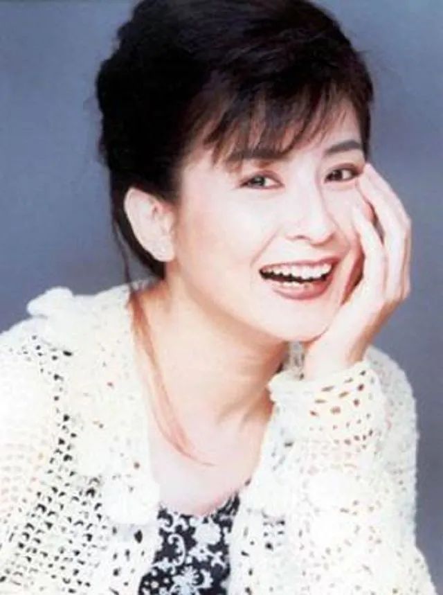 剪短烦恼，梦醒新生，解析梦到头发剪短的深层含义