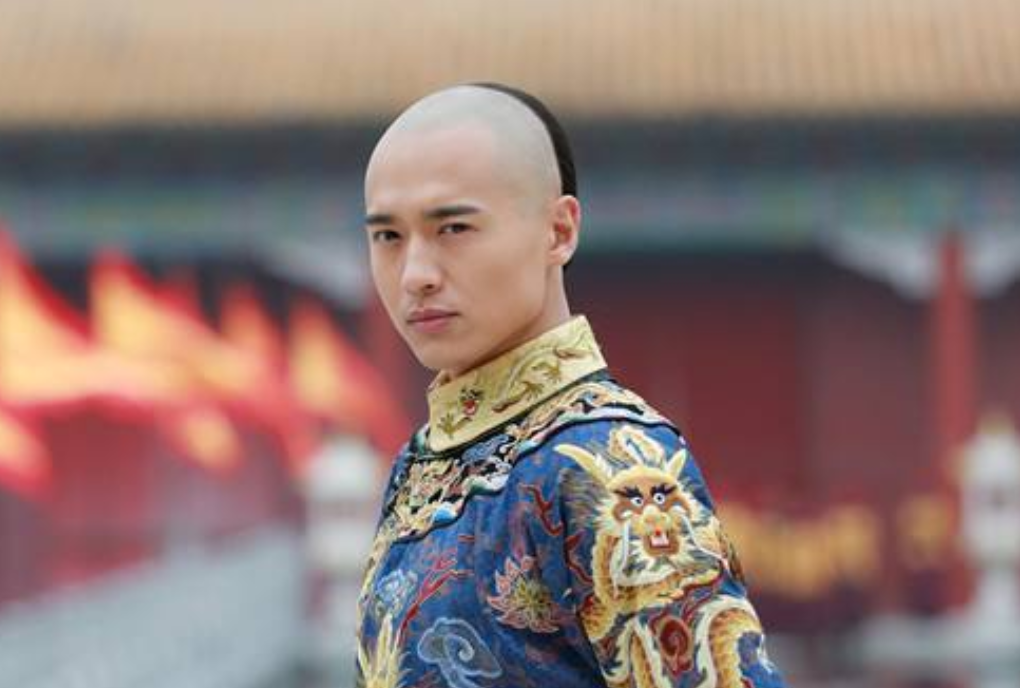 梦境之旅，携手幼童攀爬斜水泥坡的挑战与启示