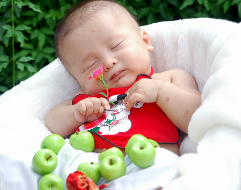 梦魇边缘的启示，解读梦见死人装进棺材旁见血的深层含义