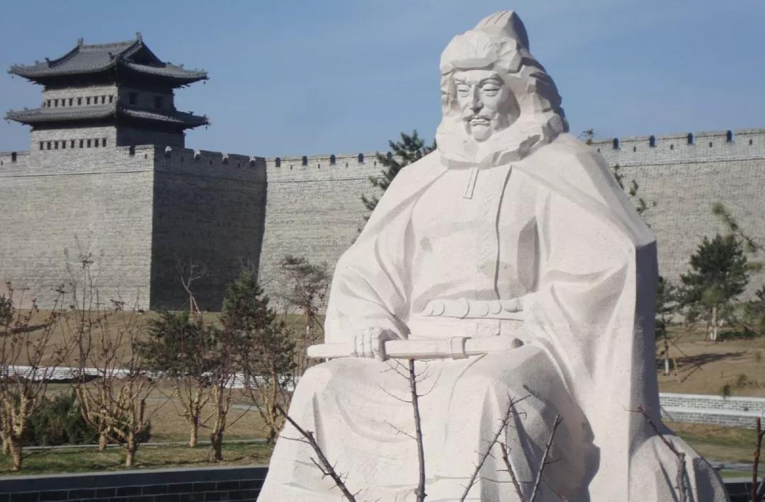 梦境异象，梦见隔壁在晒死人衣服，寓意何在？