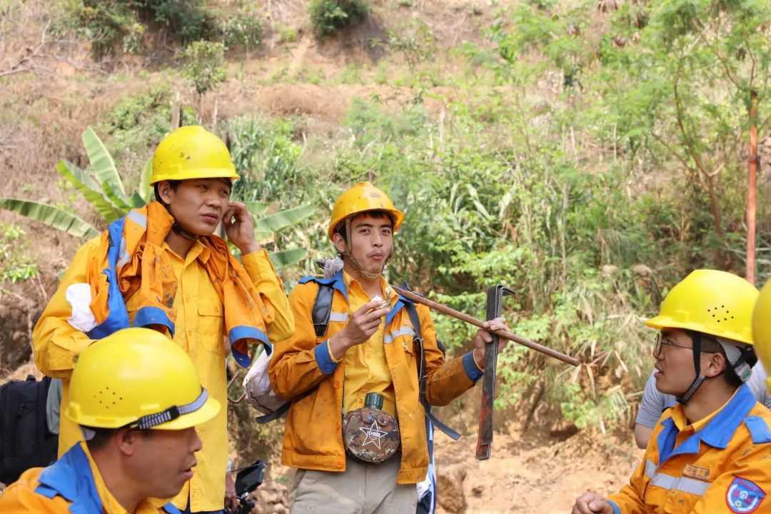 梦回往昔，再失母爱，解析梦见死去的妈妈又死了的深层含义
