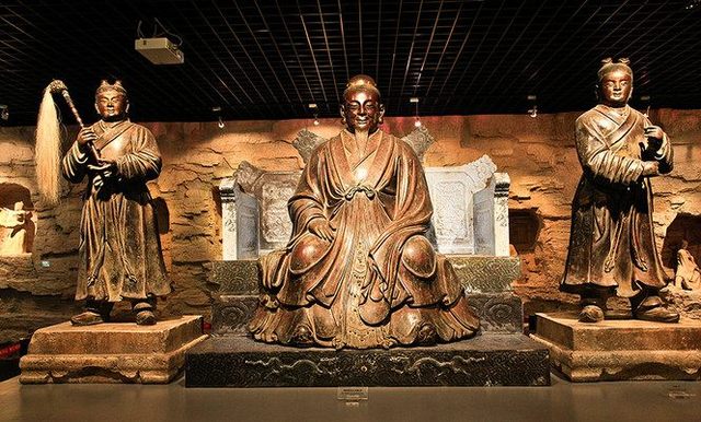 解梦，梦见一堆棺材的深层含义与心理解析