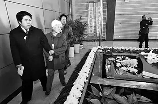 梦境中的温暖对话，解读做梦梦到和家里去世的老人说话的深层含义