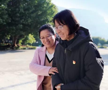 梦见同事被蛇咬，梦境背后的深层含义与解析