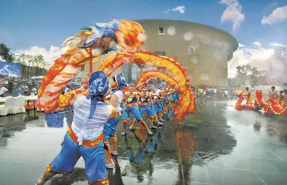 梦境奇遇，在清澈河流中捕获三条大鱼的心灵启示