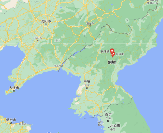 长津江发源于狼林山脉黄草岭,流入长津湖,再流入狼林湖,最后流入鸭绿