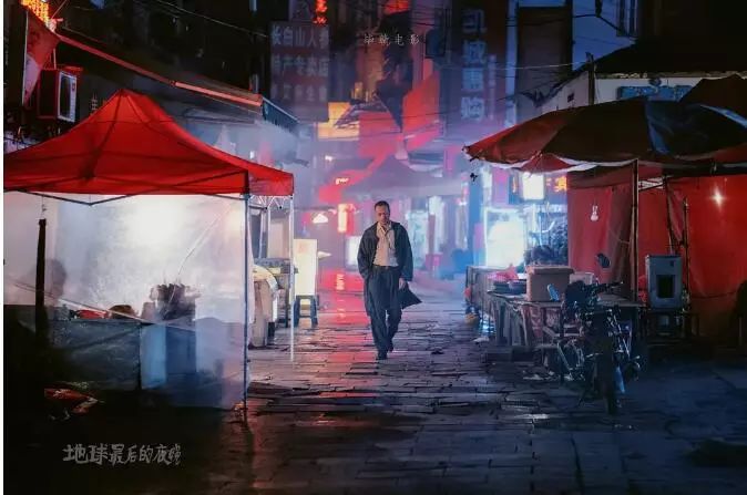 梦境交织，被已故亲人亲吻与追赶的深层含义解析