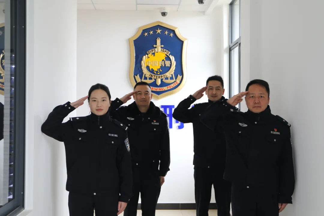 大家好，请懂解梦的朋友帮我解一下这个梦，迷雾中的寻觅与自我觉醒