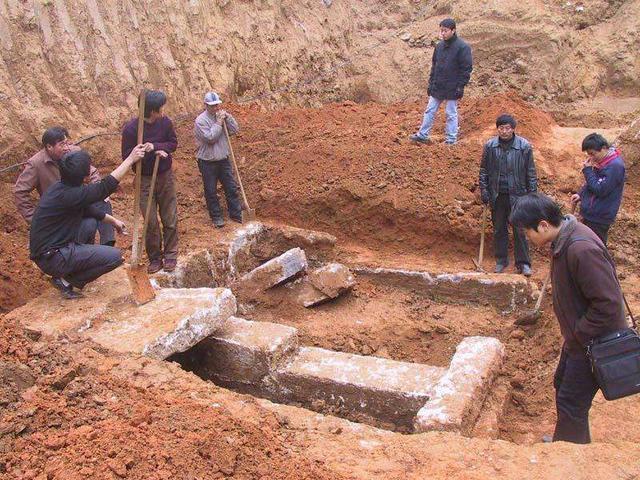 生死交织的梦境，与逝者的对话与彩色巨蛇的腾空之谜