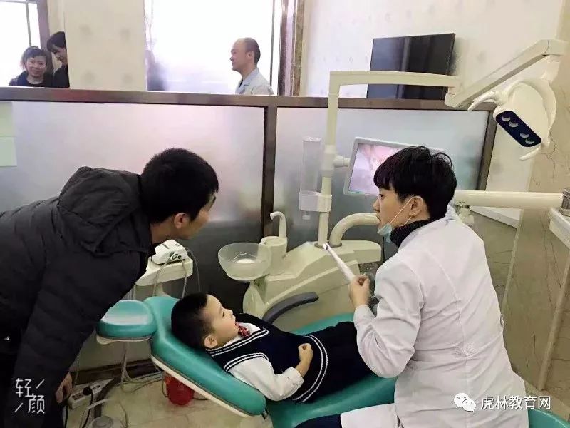 梦到上排牙齿全掉，预示未来变化与自我成长的象征