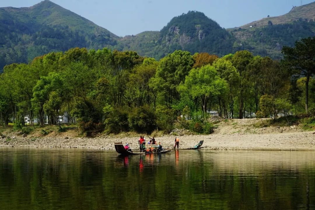 梦境迷离，梦见上厕所偶遇陌生人的深层寓意解析