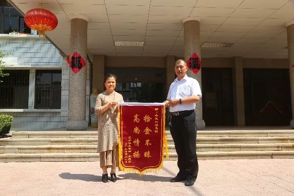 做梦梦见捡到很多钱全是1佰的钞票又被人追是甚么意思请解梦