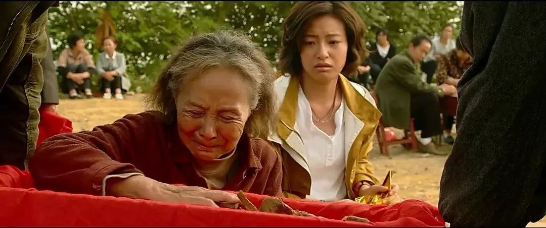 我梦到外婆的坟突然垮了，梦境背后的情感与象征意义解析