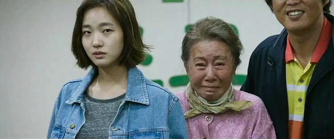 梦境中的温情再现，梦见死去的奶奶躺在棺材里手在动