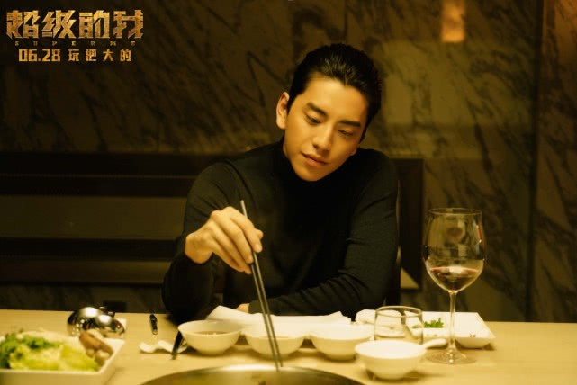 梦境交织，左手抗蛇，反噬其颈的深层寓意解析