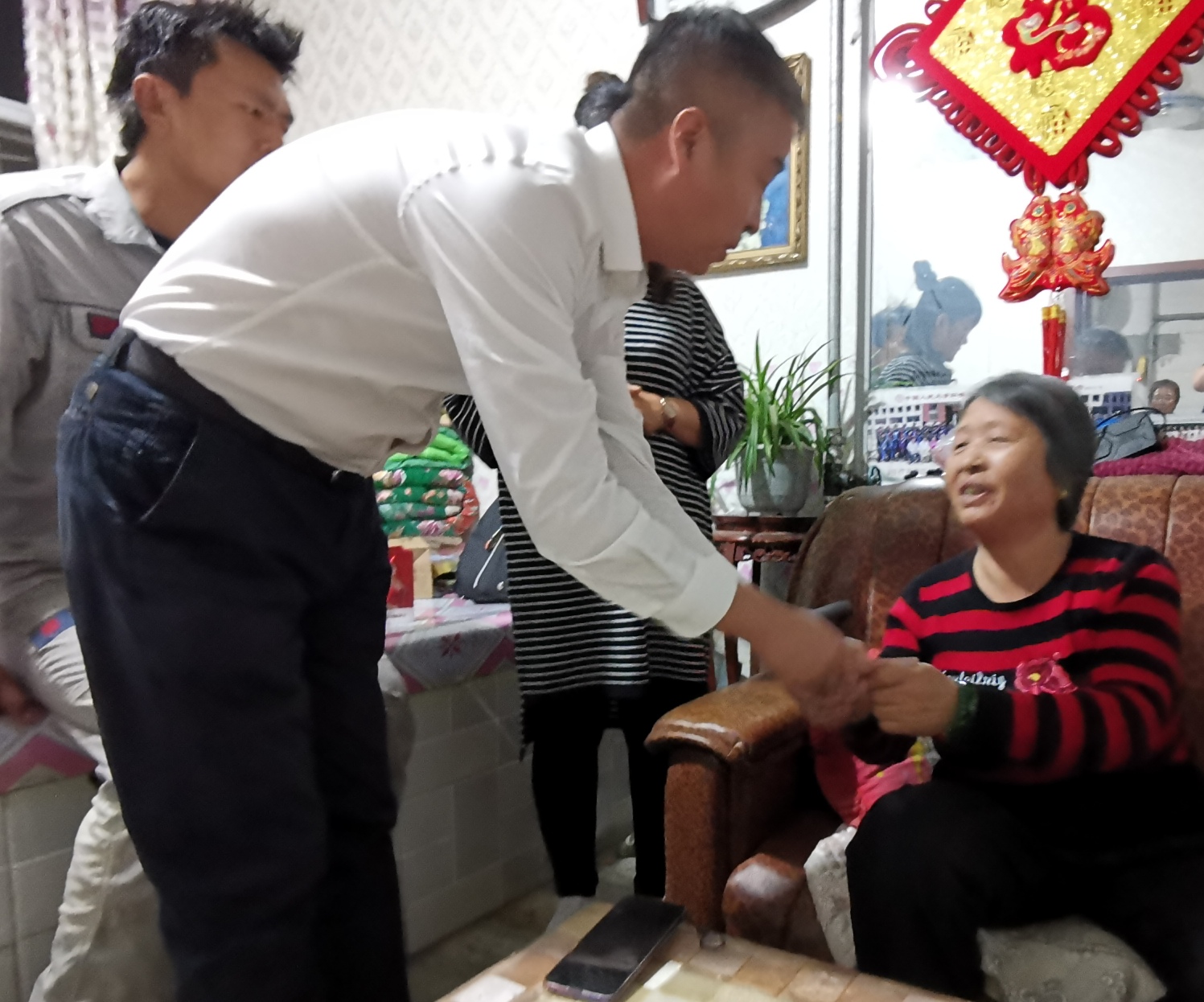 梦境的深度对话，解析总是梦见已故外婆，梦中竭力救活她的寓意