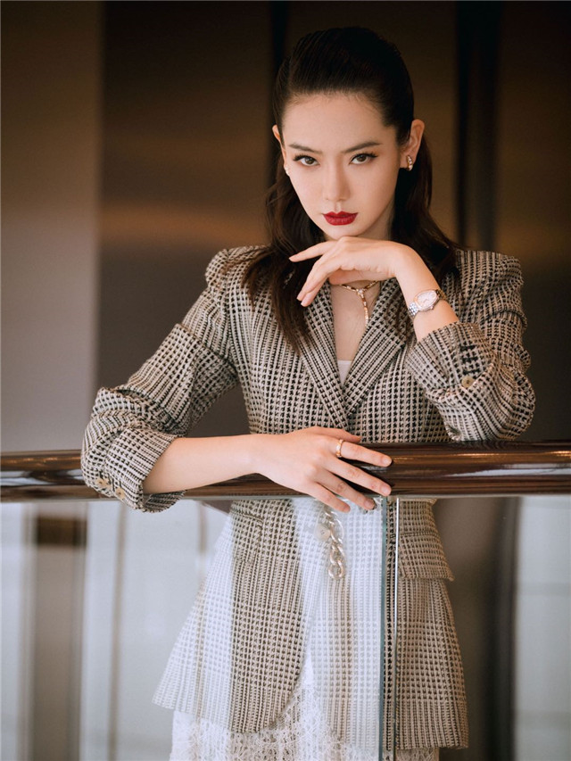 梦境迷雾，雪地蛇影中的温柔转变——解析梦见许多蛇在雪地中追我，并最终化为人形亲吻我的深层含义