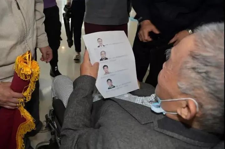 梦回往昔，爷爷的微笑，解读梦见死去的爷爷笑着亲我的手的深层含义