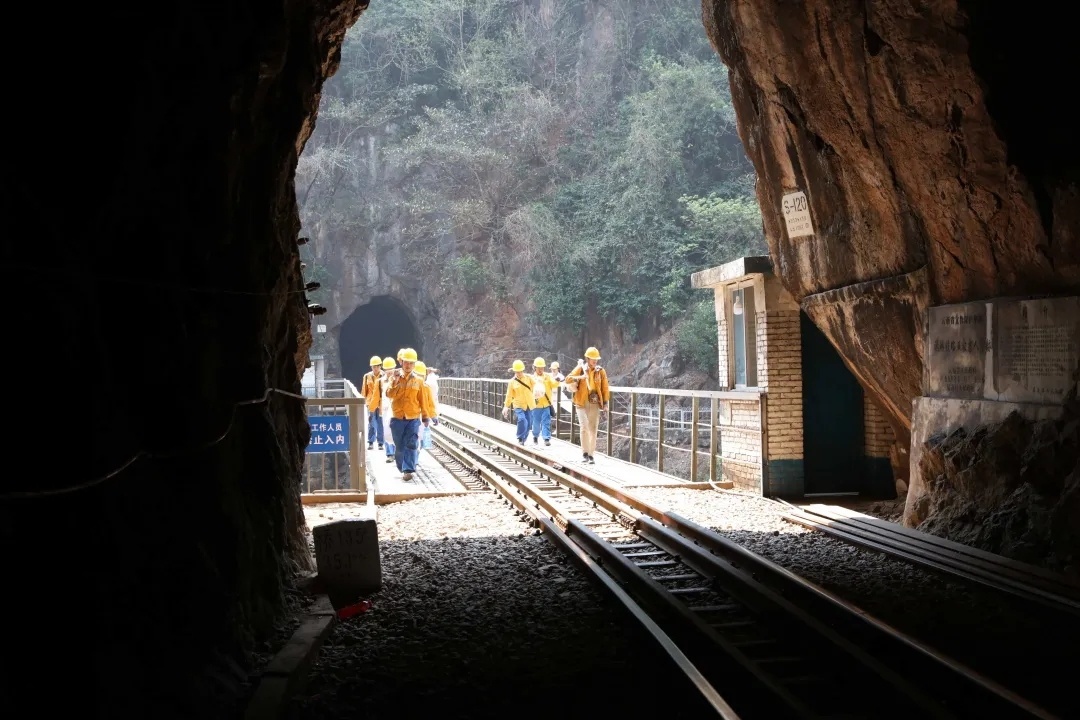 梦回往昔，父亲之言，逝去的灵魂在梦中低语——解读梦见死去的爸爸告诉我他走了