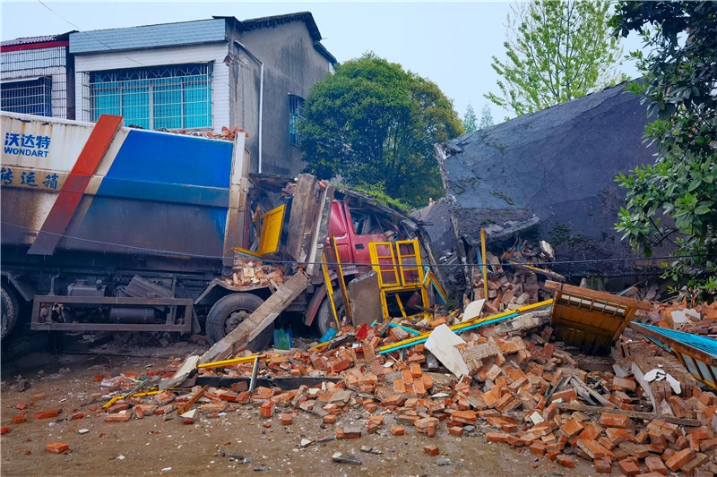 梦境的隐喻，解读做梦梦到地震且被埋在废墟下面的深层含义