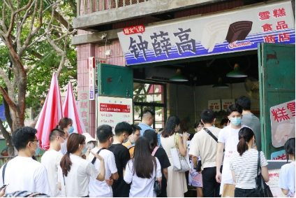 梦境奇遇，在他人床铺上品尝冰糕的深层寓意