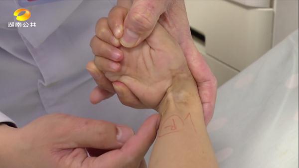 梦见自己的右手被蛇咬了，解读梦境中的警示与启示