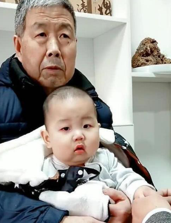 梦见了已过世的姥爷，他去世后第一次梦见，在梦里我很难过，姥爷坐在...