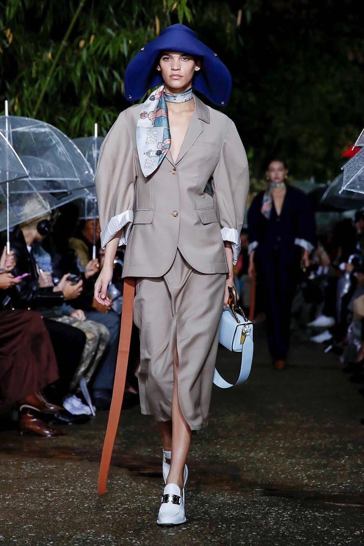 梦境物语，解析梦到给自己买了三条丝巾的深层含义